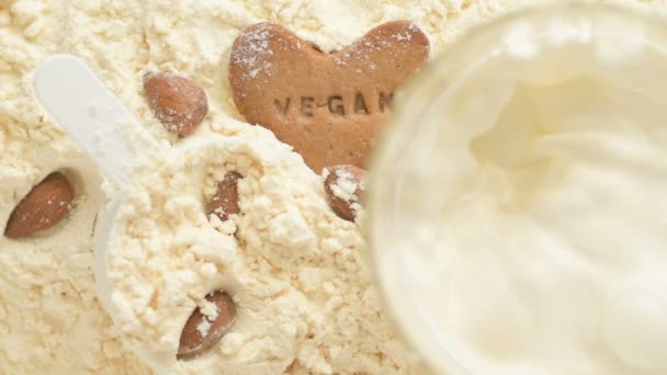Lait Est Versé Dans Verre Sur Biscuit Végétalien Poudre Protéines — Video