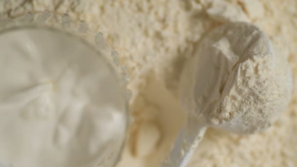 Lait Est Versé Dans Verre Sur Biscuit Végétalien Poudre Protéines — Video