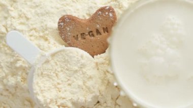 Protein tozu ve ölçüm kepçesi. Üst Manzara. Yukarıdan. Yukarıdan bak. Vücut geliştirme, fitness ve spor salonu yaşam tarzı. Spor, sağlık ve beslenme konsepti