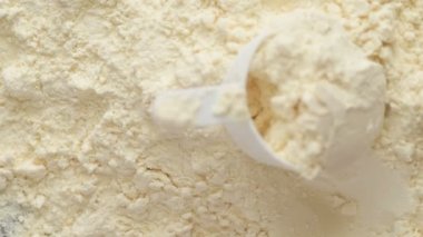 Protein tozu ve ölçüm kepçesi. Üst Manzara. Yukarıdan. Yukarıdan bak. Vücut geliştirme, fitness ve spor salonu yaşam tarzı. Spor, sağlık ve beslenme konsepti