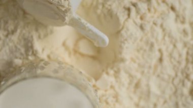 Süt, vejetaryen kurabiye, protein tozu ve ölçü kepçesinin üzerine dökülür. Üst Manzara. Yukarıdan bak. Vücut geliştirme, fitness ve spor salonu yaşam tarzı. Spor, sağlık ve beslenme konsepti