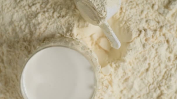 Süt Vejetaryen Kurabiye Protein Tozu Ölçü Kepçesinin Üzerine Dökülür Üst — Stok video