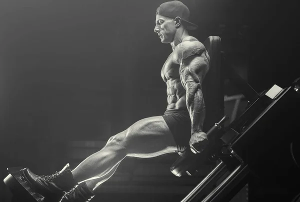 Hombre Bombeo Los Músculos Las Piernas Entrenamiento Fitness Culturismo Concepto —  Fotos de Stock