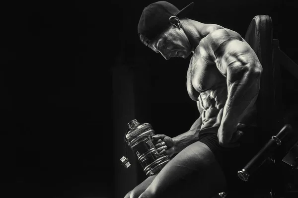 Bodybuilder Forte Athlétique Homme Rugueux Boire Eau Après Séance Entraînement — Photo