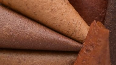 Yukardan ev yapımı meyve derisi manzarası. Kurutulmuş meyve püresi. Vegan sağlıklı tatlı konsepti