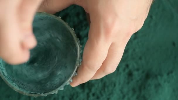 Szklanka Mleka Spiruliną Proszku Widok Góry Wegańskie Superfood Zdrowej Koncepcji — Wideo stockowe