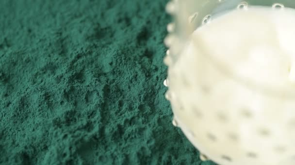 Szklanka Mleka Spiruliną Proszku Widok Góry Wegańskie Superfood Zdrowej Koncepcji — Wideo stockowe