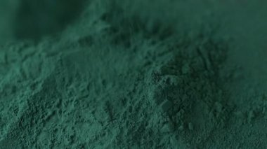 Yukarıdan spirulina tozu görünüyor. Vegan süper yiyecekler sağlıklı detoks konsepti