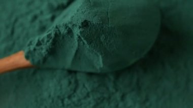 Yukarıdan spirulina tozu görünüyor. Vegan süper yiyecekler sağlıklı detoks konsepti