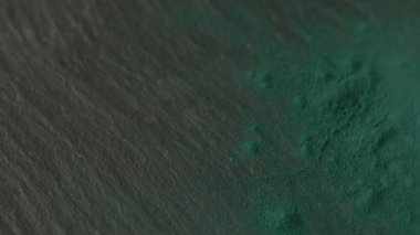 Yukarıdan spirulina tozu görünüyor. Vegan süper yiyecekler sağlıklı detoks konsepti