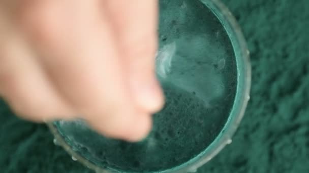 Krim Dan Serbuk Spirulina Terlihat Dari Atas Vegan Superfood Sehat — Stok Video