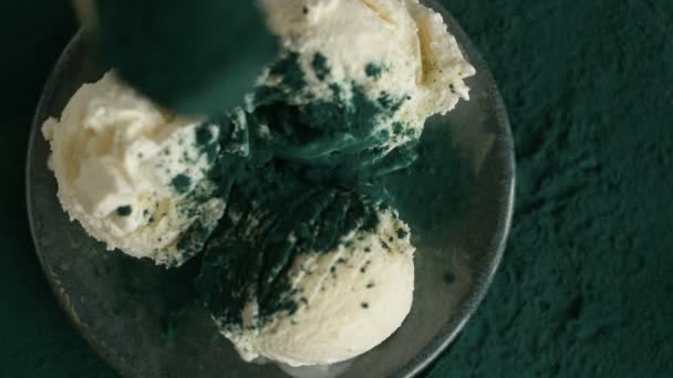 아이스크림과 발포성 분말이 위에서 내려다 보인다 건강에 디톡스 — 비디오
