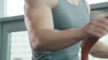 Spor giyimli beyaz bir genç spor salonunda koşu bandında koşuyor. Fitness, vücut geliştirme ve yağ yakma konsepti 