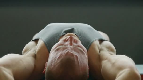 남자가 장에서 운동을 건강과 신체를 건강하게 만드는 개념이다 보디빌더 운동을 — 비디오