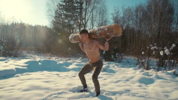 Фитнес Человек Упражнения Бревном Древесина Открытом Воздухе Снег Зимой Сгибаю — стоковое видео