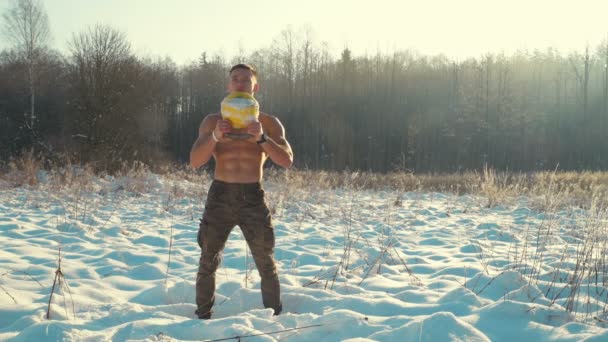 Фитнес Человек Накачивает Мышцы Гирей Зимой Открытом Воздухе Здоровье Спорт — стоковое видео