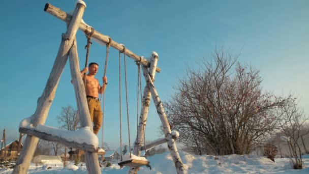 Fitness Muž Houpající Laně Houpačka Zasněžené Zimě Sport Zdraví Kalení — Stock video