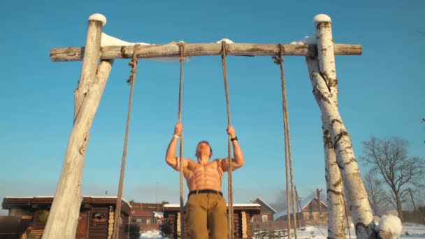 Fitness Man Svänger Ett Rep Swing Snöig Vinter Idrott Hälsa — Stockvideo