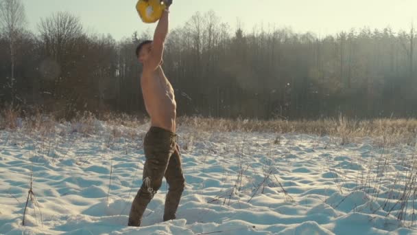 Fitness Człowiek Pompuje Mięśnie Kettlebell Zimie Zewnątrz Koncepcja Treningu Zdrowotnego — Wideo stockowe
