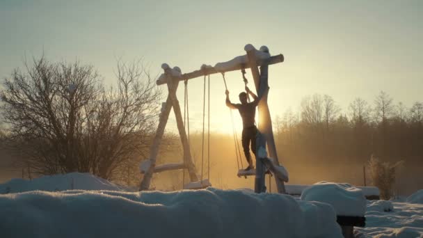 Hombre Fitness Balanceándose Columpio Cuerda Invierno Nevado Concepto Deporte Salud — Vídeo de stock