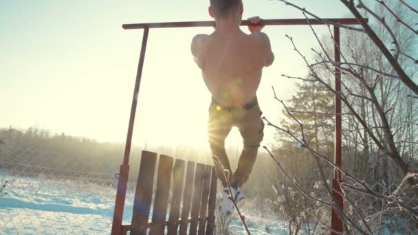 フィットネスマンは裸の胴でスポーツ活動をしています 冬に屋外で引き上げます スポーツ 健康と硬化の概念 — ストック動画