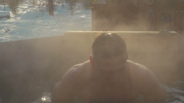 Yakışıklı Bir Adam Karlı Bir Kışta Sıcak Suda Banyoda Buharla — Stok video