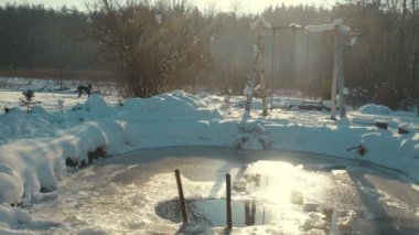 Fitness adamı kışın açık havada buz çukuruna dalıyor. Spor, sağlık ve sertleşme kavramı  