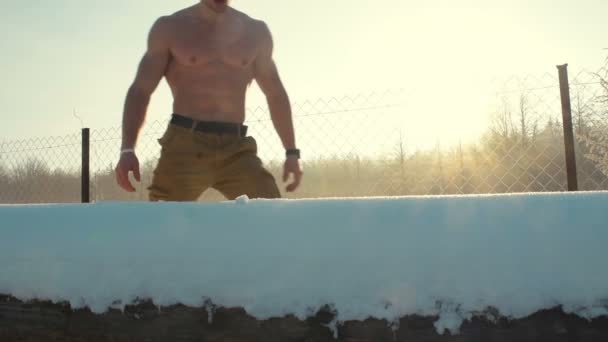 Spor Salonundaki Adam Çıplak Bir Gövdeyle Spor Yapıyor Kışın Açık — Stok video