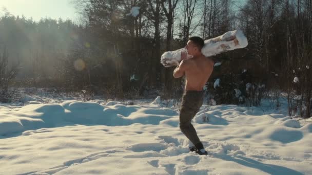 Fitness Mann Trainiert Mit Baumstamm Holz Winter Freien Bei Schnee — Stockvideo