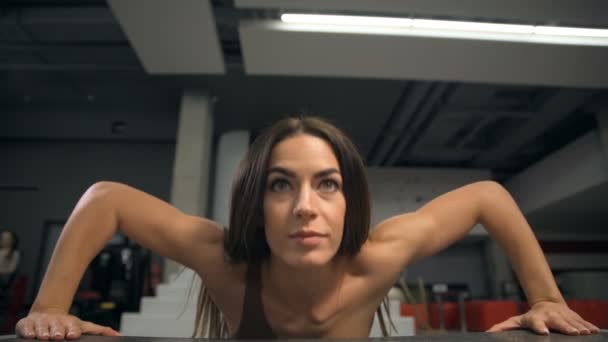 Spor Salonunda Şınav Çeken Fitness Kadını Beden Eğitiminde Göğüs Omuzlar — Stok video