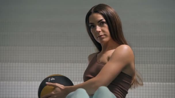 Mulher Fitness Treino Ginásio Com Barra Corpo Alongamento Músculos Exercício — Vídeo de Stock