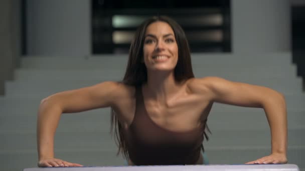 Fitness Žena Dělá Kliky Tělocvičně Silný Kulturista Šesti Balení Dělá — Stock video