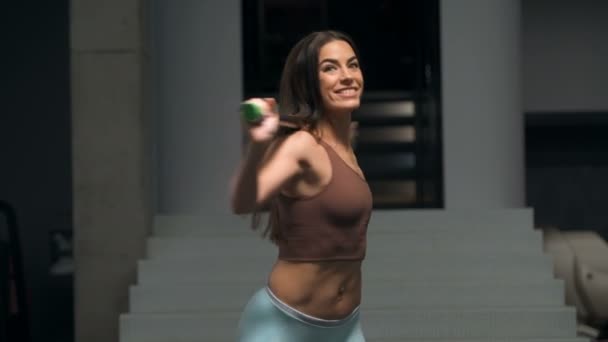 Fitness Žena Cvičení Tělocvičně Tělem Bar Protáhnout Svaly Cvičení Fitness — Stock video