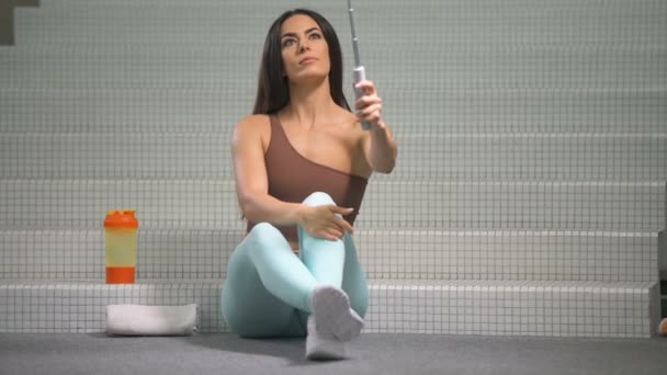 Mujer Con Teléfono Celular Gimnasio Entrenamiento Fitness Concepto Salud Estilo — Vídeo de stock