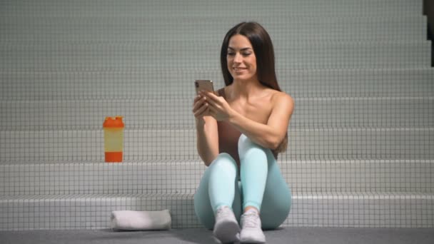Mujer Con Teléfono Celular Gimnasio Entrenamiento Fitness Concepto Salud Estilo — Vídeo de stock