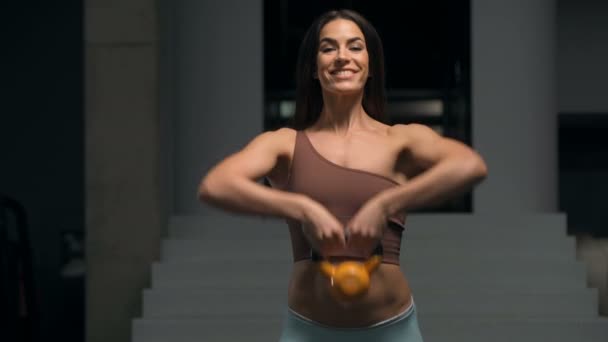 Fitness Žena Cvičení Tělocvičně Pumpování Svaly Kettlebell Koncept Kulturistiky Fitness — Stock video