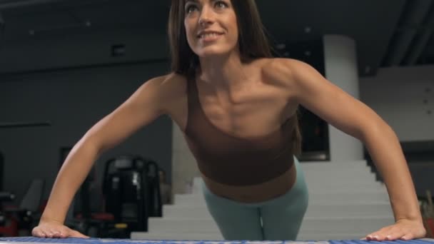 Femme Fitness Faisant Des Pompes Dans Salle Gym Bodybuilder Fort — Video