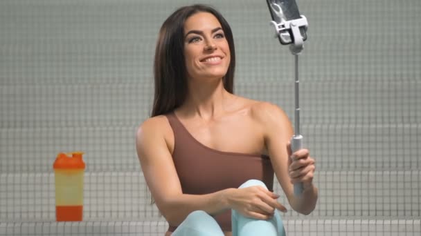 健身锻炼的时候带着手机的女人 健康和生活方式概念 — 图库视频影像