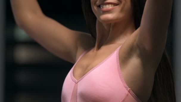 Женщина Поднимает Штангу Над Головой Силовые Тренировки Огромным Весом Спортивная — стоковое видео