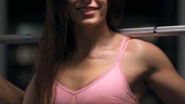 Jimnastik salonundaki spor salonundaki kaslarını esneten kadın. Spor fitness ve vücut geliştirme konsepti. Beyaz kız spor salonunda karın kası egzersizi yapıyor.