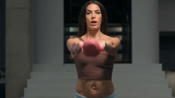 健身妇女在健身房锻炼时 用水壶鼓起肌肉 健美与健康保健概念 — 图库视频影像