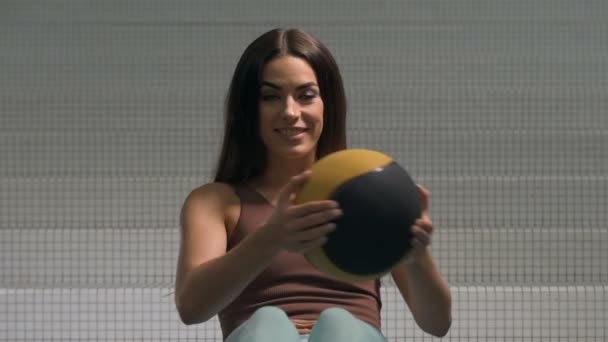 Femme Fitness Entraînement Dans Salle Gym Avec Barre Corps Étirant — Video