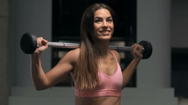 Mulher Fitness Treino Ginásio Com Barra Corpo Alongamento Músculos Exercício — Vídeo de Stock