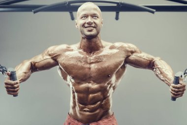 Vücut geliştiren yakışıklı, güçlü, atletik, kas geliştiren, spor yapan, vücut geliştiren, sağlıklı bir konsept geçmişi olan, spor salonunda çıplak bedende kol egzersizi yapan, kaslı, formda adamlar.