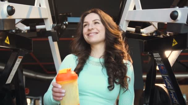 Fitness Kvinna Dricksvatten Dricker Från Orange Och Rosa Shaker Vid — Stockvideo