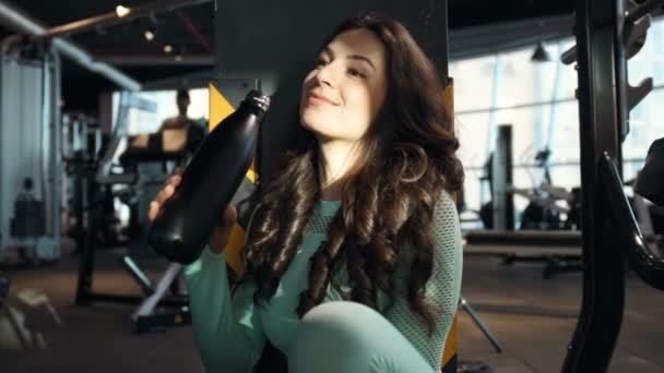 Fitness Vrouw Die Water Drinkt Uit Een Oranje Roze Shaker — Stockvideo