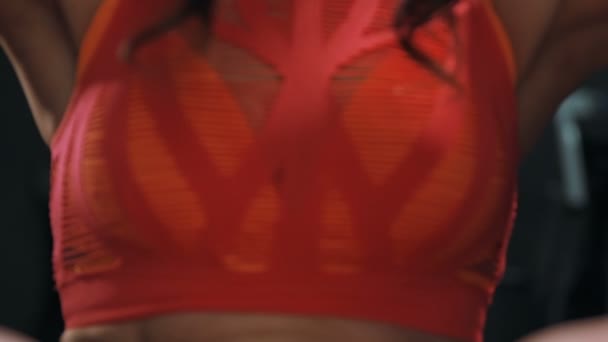 Довольно Белая Женщина Накачивает Мышцы Пресса Спортзале Упражнения Тренажерном Зале — стоковое видео