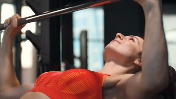 코카서스 프레스 체육관 근육의 근육을 부풀리면 운동을 육체미 — 비디오