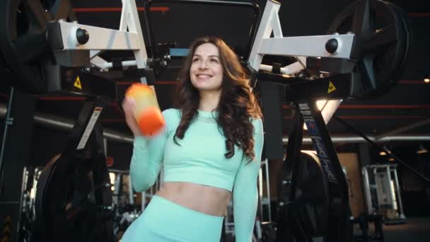 Fitness Kvinna Dricksvatten Dricker Från Orange Och Rosa Shaker Vid — Stockvideo