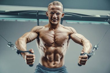 Vücut geliştiren yakışıklı, güçlü, atletik yakışıklı, göğüs kaslarını şişiren, vücut geliştiren, sağlıklı konsept geliştiren, vücut geliştiren, kas geliştiren, vücut geliştiren, göğüs egzersizleri yapan, çıplak gövde egzersizleri yapan adam.